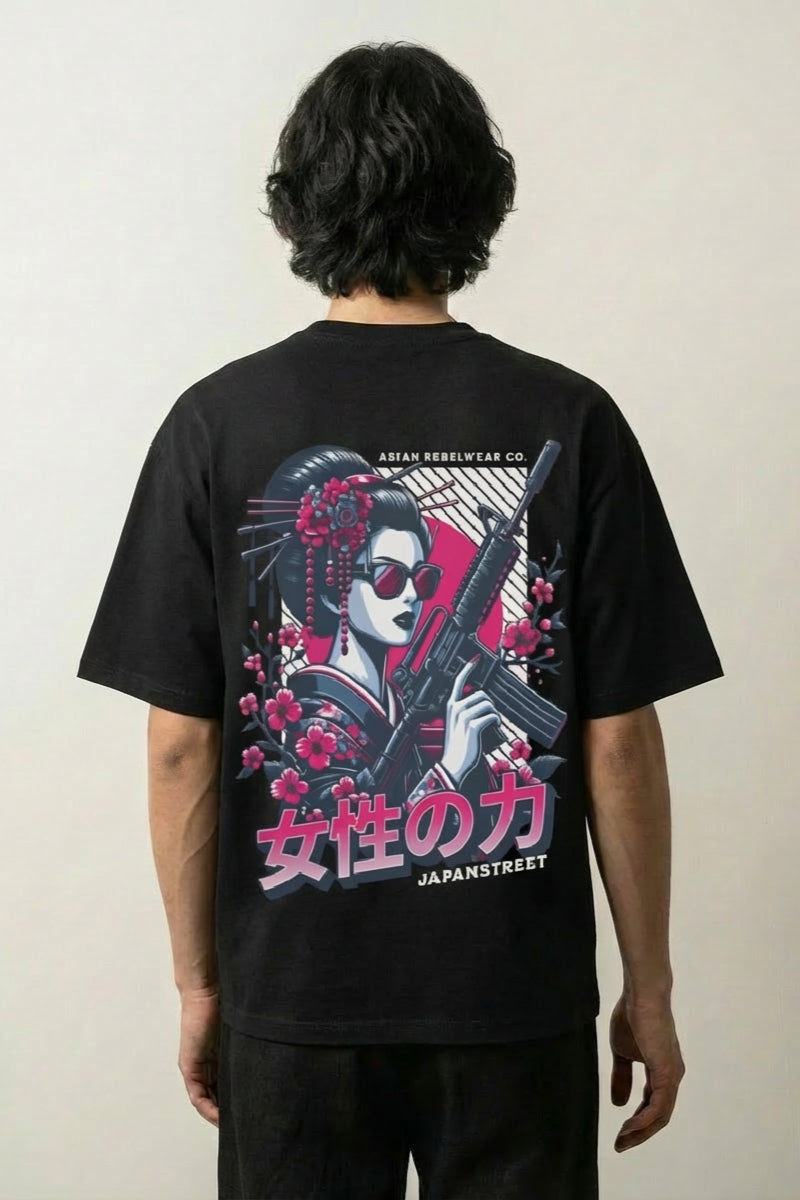 T-shirt streetwear japonais noir, vue dos : figure féminine rebelle armée, esprit rebellewear, style streetwear japonais - Japanstreet