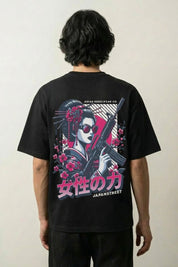 T-shirt streetwear japonais noir, vue dos : figure féminine rebelle armée, esprit rebellewear, style streetwear japonais - Japanstreet