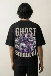 T-shirt style japonais noir, vue dos : samouraï fantôme dans une ambiance cyberpunk, style streetwear japonais - Japanstreet