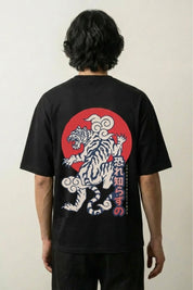 T-shirt tigre japonais noir, vue dos : tigre blanc rugissant devant un grand soleil rouge, style streetwear japonais - Japanstreet