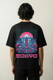 T-shirt Tokyo noir, vue dos : pagode, mont Fuji et architecture futuriste, esthétique rétrofuturiste, style streetwear japonais - Japanstreet