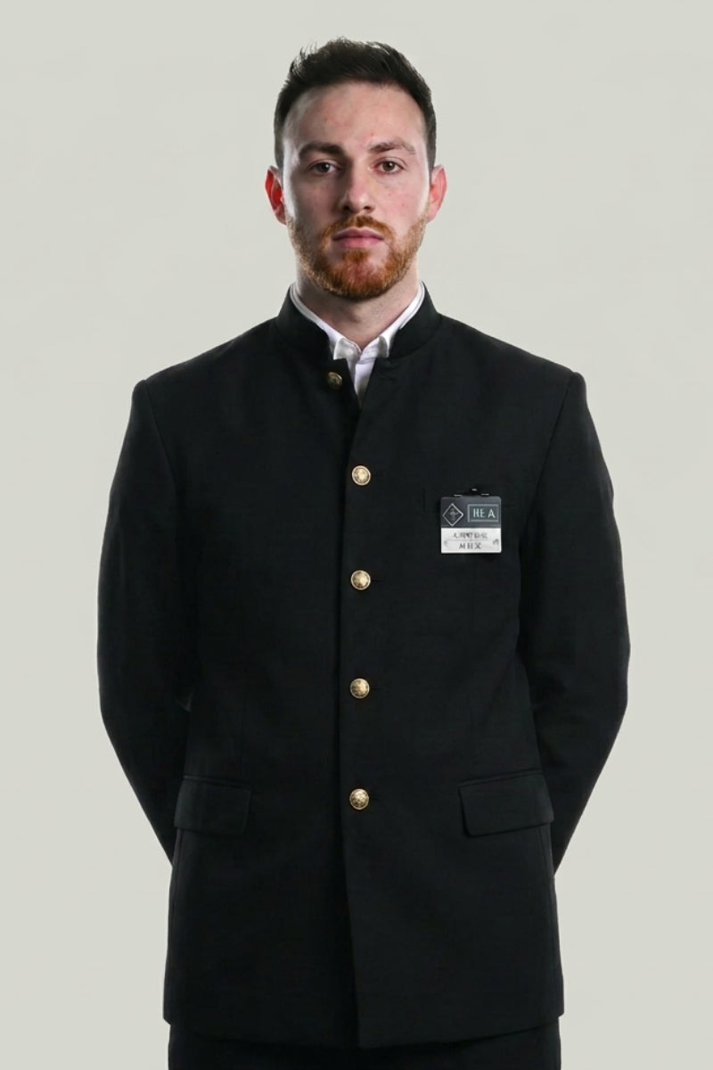 Ensemble uniforme scolaire japonais Gakuran homme, veste noire col mao à boutons dorés portée sur chemise blanche - Japanstreet