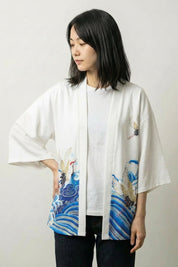 Veste kimono femme Sanaé blanche, imprimé d'une grue survolant une vague, portée ouverte - Japanstreet