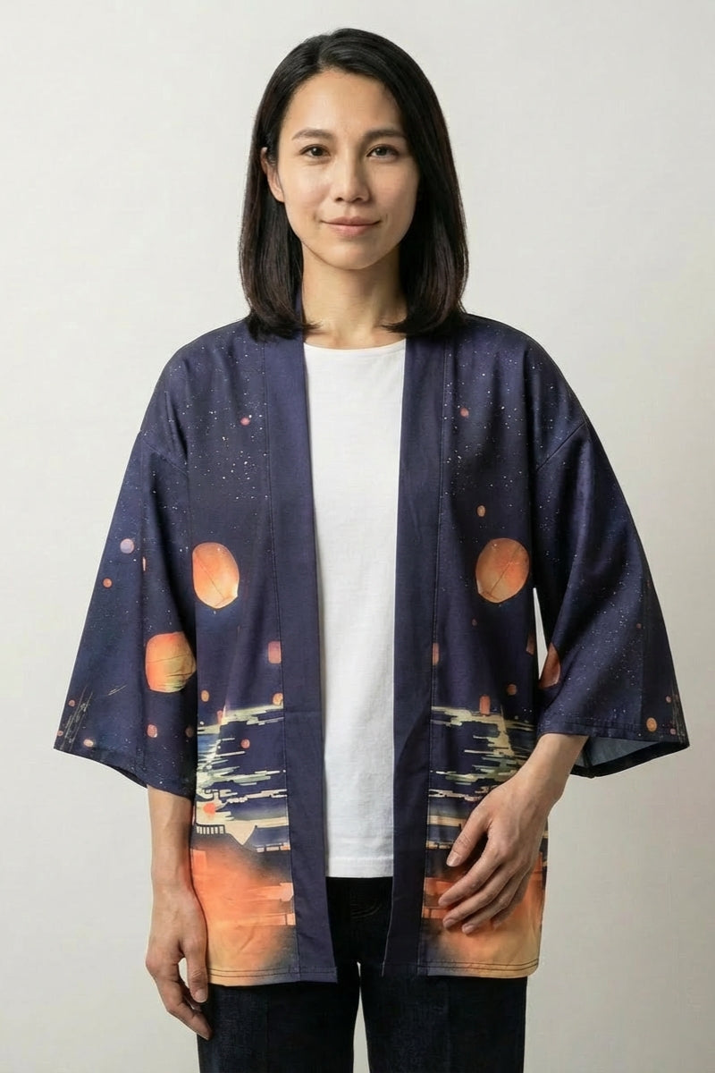 Veste kimono femme Shizuka bleu marine, imprimé d'un soleil couchant orange reflété sur l'eau, portée ouverte - Japanstreet