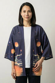 Veste kimono femme Shizuka bleu marine, imprimé d'un soleil couchant orange reflété sur l'eau, portée ouverte - Japanstreet