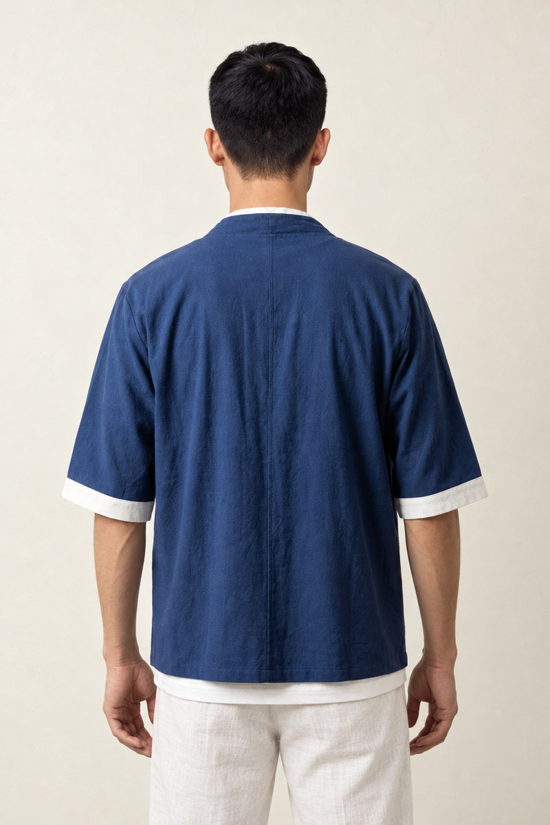 Veste de kimono homme Bleu Hideki marine vue dos coton manches courtes, porté par un homme, vue de dos.