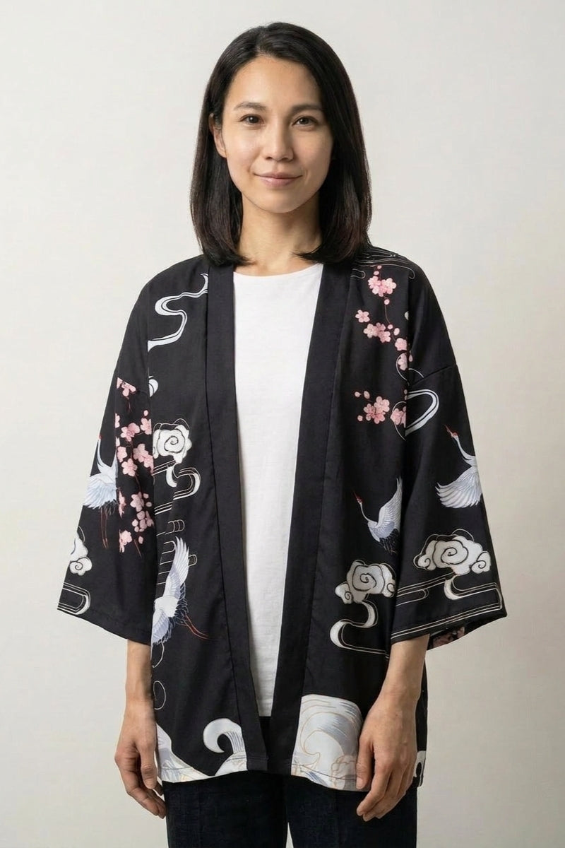 Veste kimono femme Osaka noire, imprimé de fleurs de prunier blanches et vagues stylisées, portée ouverte - Japanstreet
