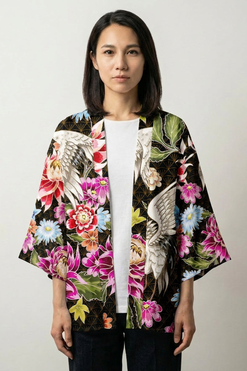Veste haori Sakaide noire, vue dos : grues et fleurs multicolores dont pivoines, veste kimono japonaise - Japanstreet