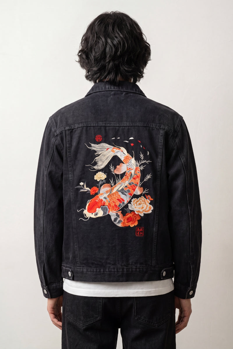 Veste en jean japonaise noire brodée d'une carpe koï et de pivoines