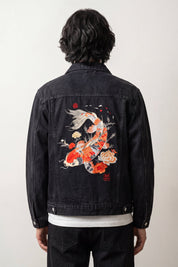 Veste en jean japonaise noire brodée d'une carpe koï et de pivoines