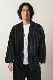 Veste kimono blanche et noir Kaito homme rayures verticales fines blanches sur fond noir coton coupe droite manches trois-quarts style streetwear japonais Japanstreet