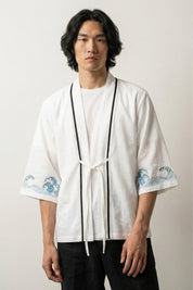 Veste kimono blanche Vague Kanagawa cardigan blanc coton lin motif vague Hokusai brodé manches col contraste noir attache cordon style streetwear japonais Japanstreet