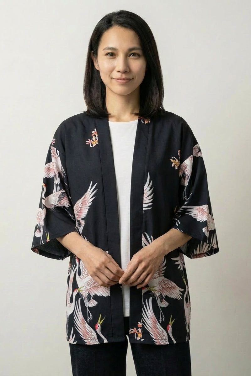 Veste kimono courte femme Annaki haori noir motif grues blanches roses sakura manches trois-quarts style streetwear japonais Japanstreet
