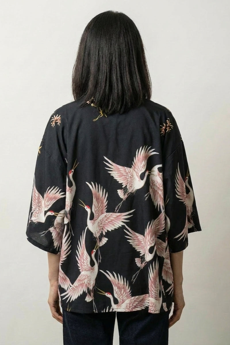 Veste kimono courte femme Annaki vue dos haori noir grues blanches roses manches trois-quarts streetwear japonais Japanstreet