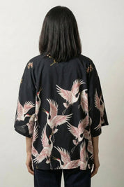 Veste kimono courte femme Annaki vue dos haori noir grues blanches roses manches trois-quarts streetwear japonais Japanstreet
