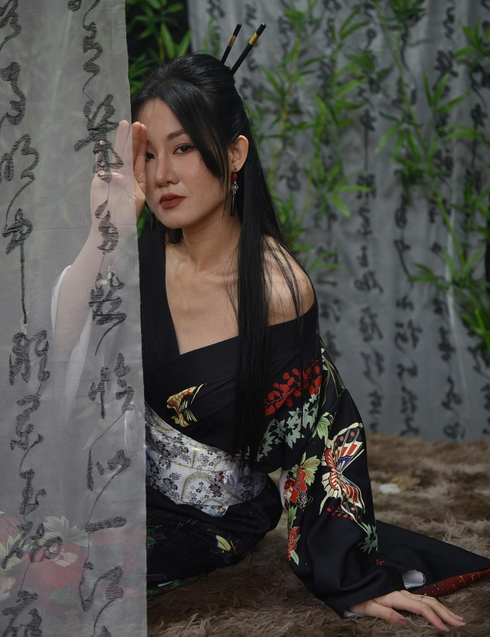 Femme portant une veste kimono japonaise noire à motifs floraux — collection Japanstreet