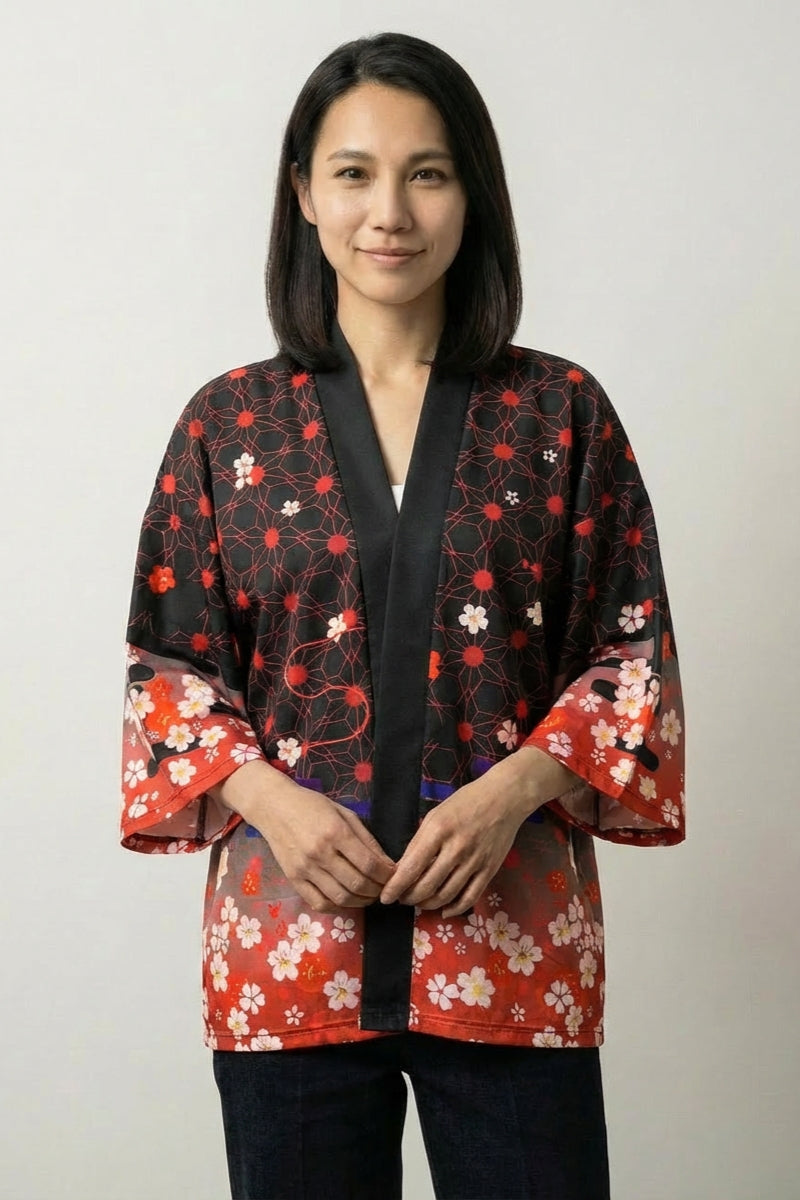 Veste kimono femme Hiro, imprimé de fleurs de cerisier sur dégradé noir vers rouge, portée ouverte - Japanstreet