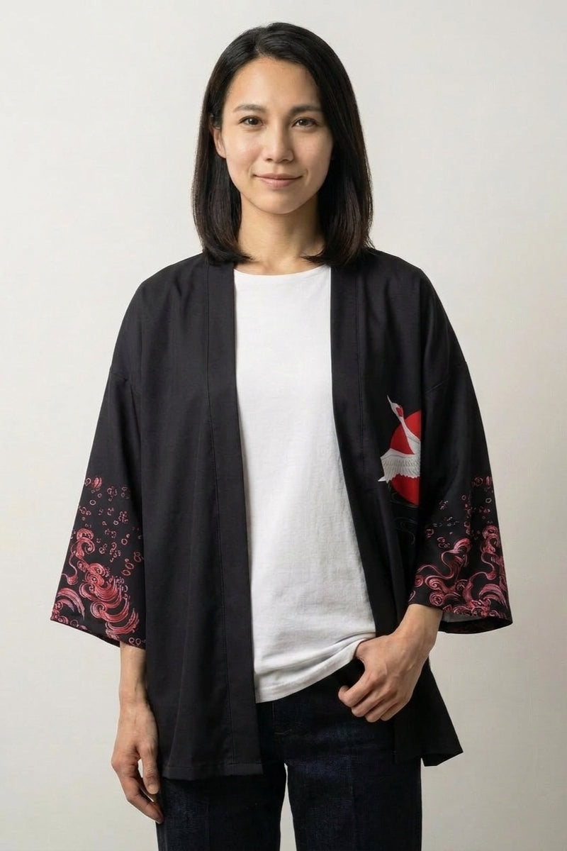 Veste kimono fluide femme Mayumi noire, imprimé d'une carpe koï rouge et de roses sur les pans, portée ouverte - Japanstreet