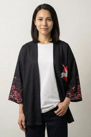 Veste kimono fluide femme Mayumi noire, imprimé d'une carpe koï rouge et de roses sur les pans, portée ouverte - Japanstreet
