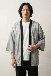 Veste kimono grise homme Tamotsu motif feuilles bambou broderie noire sur fond gris clair col contraste noir coton coupe haori manches trois-quarts streetwear japonais Japanstreet
