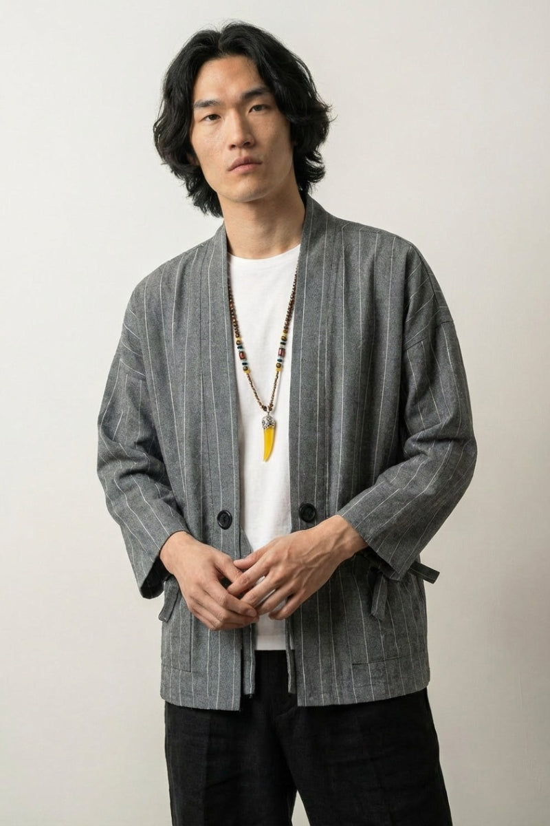 Veste kimono grise à rayure Takao homme rayures verticales fines blanches sur gris coton lin coupe droite manches trois-quarts grande taille style streetwear japonais Japanstreet