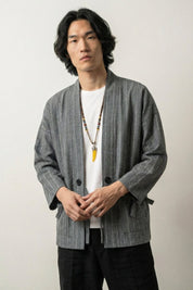 Veste kimono grise à rayure Takao homme rayures verticales fines blanches sur gris coton lin coupe droite manches trois-quarts grande taille style streetwear japonais Japanstreet