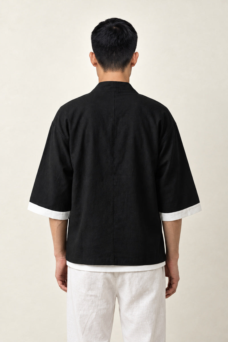 Veste kimono homme Hideki noire vue dos coton liseré blanc manches courtes, porté par un homme, vue de dos.