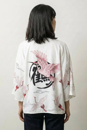 Dos de la veste kimono Haruko blanche, grande grue rose déployée autour d'un grand kanji grue - Japanstreet