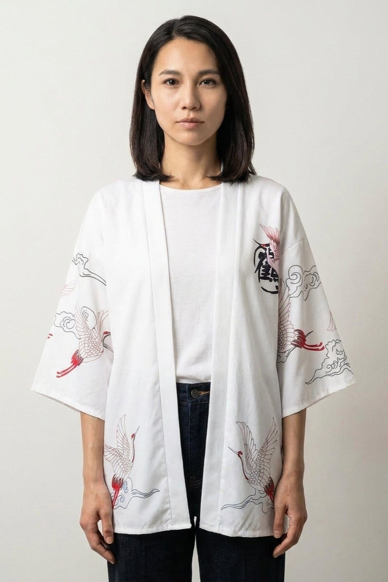 Veste kimono femme Haruko blanche, imprimé de grues rosées et de nuages, portée ouverte - Japanstreet