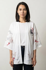 Veste kimono femme Haruko blanche, imprimé de grues rosées et de nuages, portée ouverte - Japanstreet