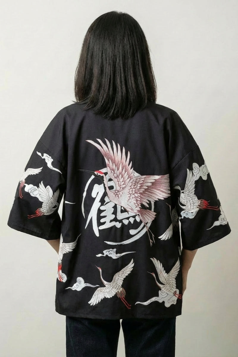 Dos de la veste kimono Haruko noire, grande grue rosée déployée autour d'un grand kanji grue - Japanstreet