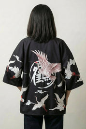 Dos de la veste kimono Haruko noire, grande grue rosée déployée autour d'un grand kanji grue - Japanstreet