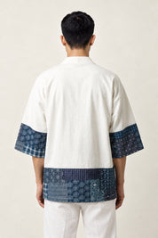 Veste kimono japonais homme Mitsuo blanche vue dos empiècements motifs traditionnels asanoha seigaiha, porté par un homme, vue de dos.
