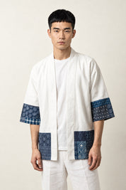 Veste kimono japonais homme Mitsuo blanche col en V manches courtes empiècements motifs traditionnels asanoha seigaiha, porté par un homme, vue de face.