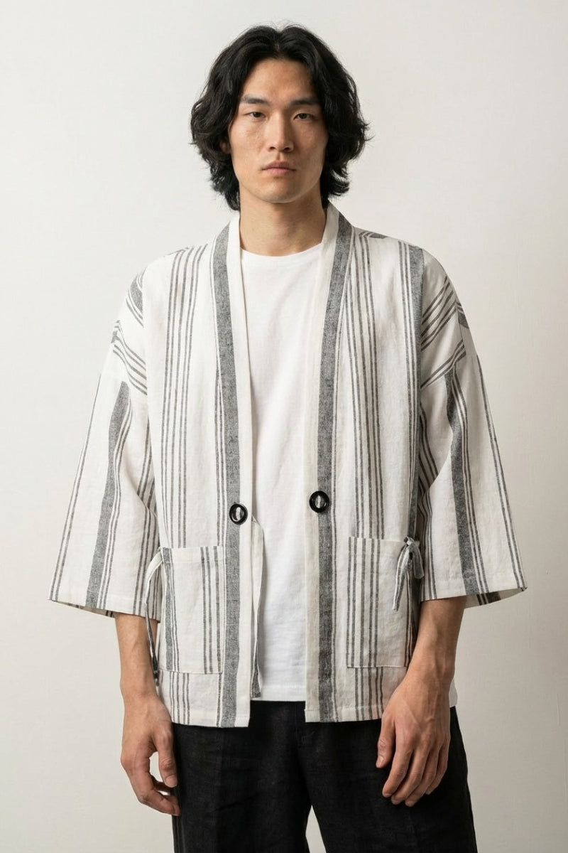 Veste kimono rayée Shurina blanc homme rayures verticales shima noires sur fond blanc coton lin coupe droite manches trois-quarts cardigan style streetwear japonais Japanstreet