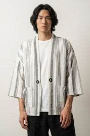 Veste kimono rayée Shurina blanc homme rayures verticales shima noires sur fond blanc coton lin coupe droite manches trois-quarts cardigan style streetwear japonais Japanstreet