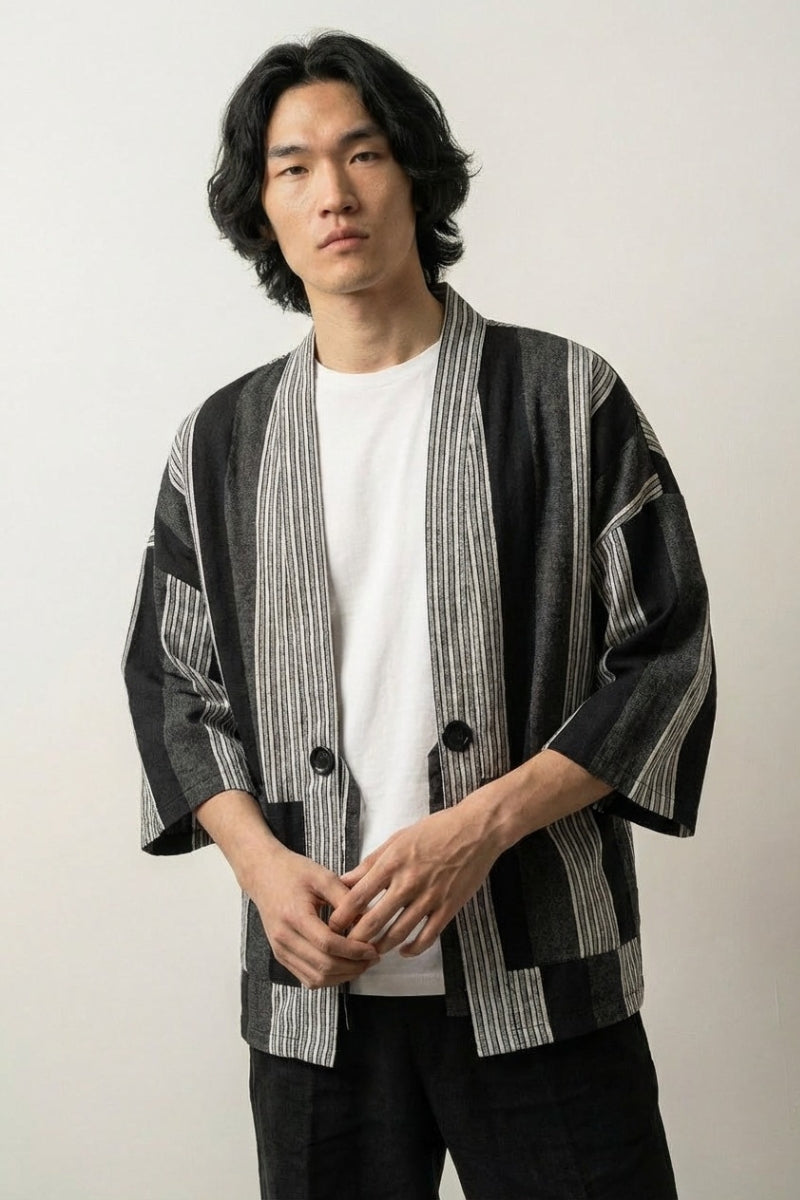Veste kimono rayée Shurina noir homme rayures verticales shima blanches sur fond noir coton lin coupe droite manches trois-quarts cardigan style streetwear japonais Japanstreet