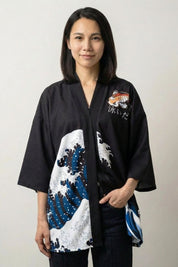 Veste kimono femme Kanagawa noire, imprimé de la grande vague et d'une carpe koï orange, portée ouverte - Japanstreet