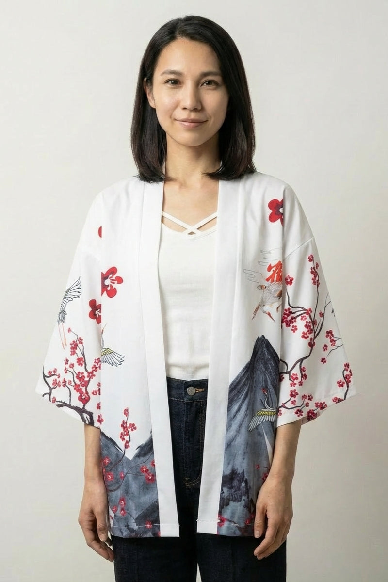 Veste kimono légère femme Edo écrue, imprimé de branches de prunier rouges et paysage, portée ouverte sur un jean - Japanstreet