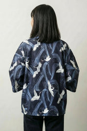 Veste motif japonais femme Shikuru vue dos haori bleu marine grues tsuru blanches streetwear japonais Japanstreet
