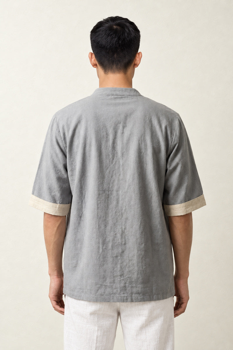 Veste style japonais homme Gris Hideki vue dos coton manches courtes, porté par un homme, vue de dos.