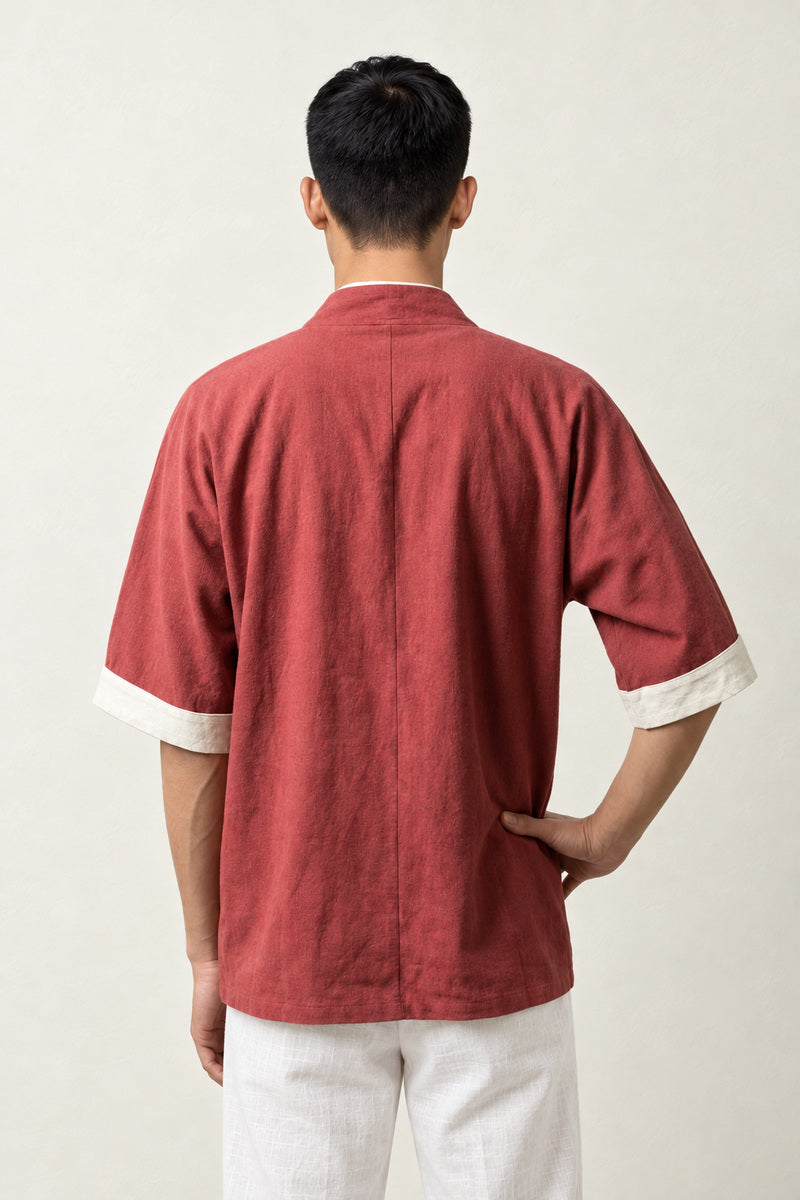 Veste style kimono homme Rouge Hideki vue dos coton manches courtes, porté par un homme, vue de dos.