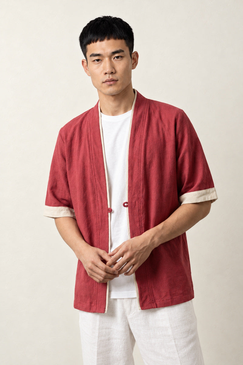 Veste style kimono homme Rouge Hideki coton liseré blanc manches courtes col en V, porté par un homme, vue de face.