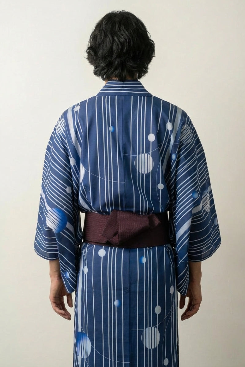 Yukata bleu homme Tamahari cobalt motif lignes blanches diagonales sphères flottantes coton obi bordeaux vue dos manches larges style streetwear japonais Japanstreet