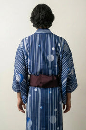 Yukata bleu homme Tamahari cobalt motif lignes blanches diagonales sphères flottantes coton obi bordeaux vue dos manches larges style streetwear japonais Japanstreet