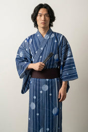 Yukata bleu homme Tamahari cobalt motif lignes blanches diagonales sphères flottantes coton obi bordeaux manches larges style streetwear japonais Japanstreet