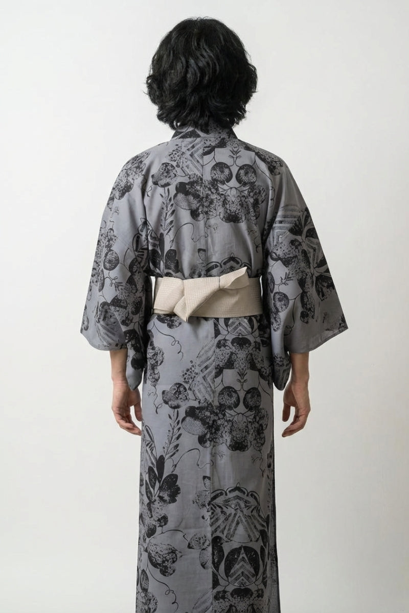Yukata japonais homme Kurohana gris argent botanique noir fougères feuilles encre coton obi blanc vue dos manches larges style streetwear japonais Japanstreet