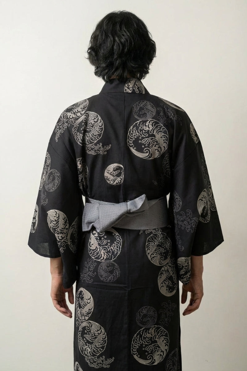 Yukata noir homme Tsukinami coton motif vagues médaillons lunaires blanc obi gris bleu vue dos manches larges style streetwear japonais Japanstreet