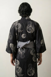 Yukata noir homme Tsukinami coton motif vagues médaillons lunaires blanc obi gris bleu vue dos manches larges style streetwear japonais Japanstreet
