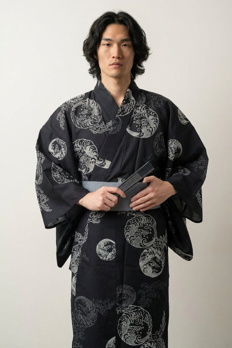 Yukata noir homme Tsukinami coton motif vagues médaillons lunaires Hokusai blanc obi gris bleu manches larges style streetwear japonais Japanstreet